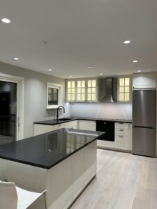 Modernt Ikea-kök med stenskiva och spotlights